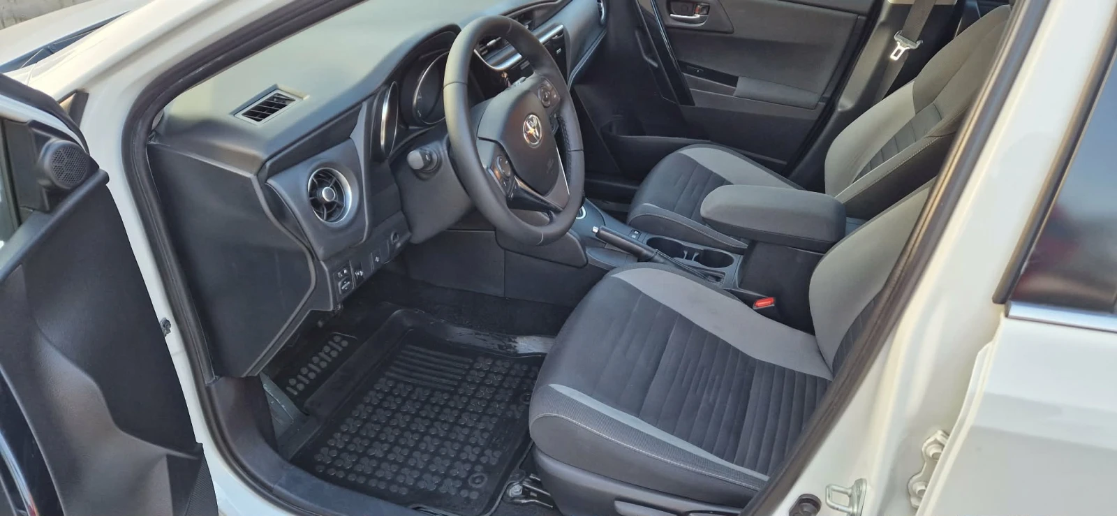 Toyota Auris, снимка 12 - Автомобили и джипове - 53713297