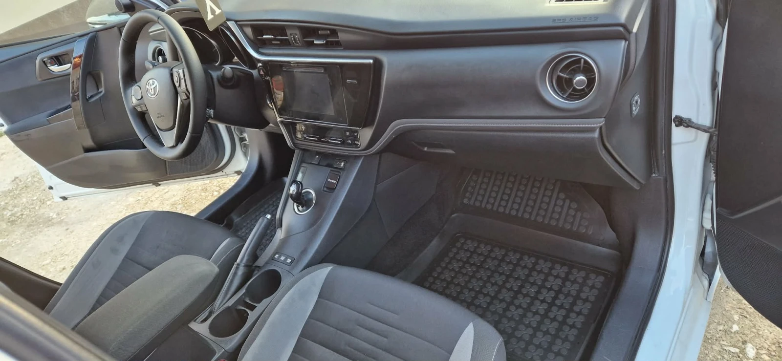 Toyota Auris, снимка 14 - Автомобили и джипове - 53713297