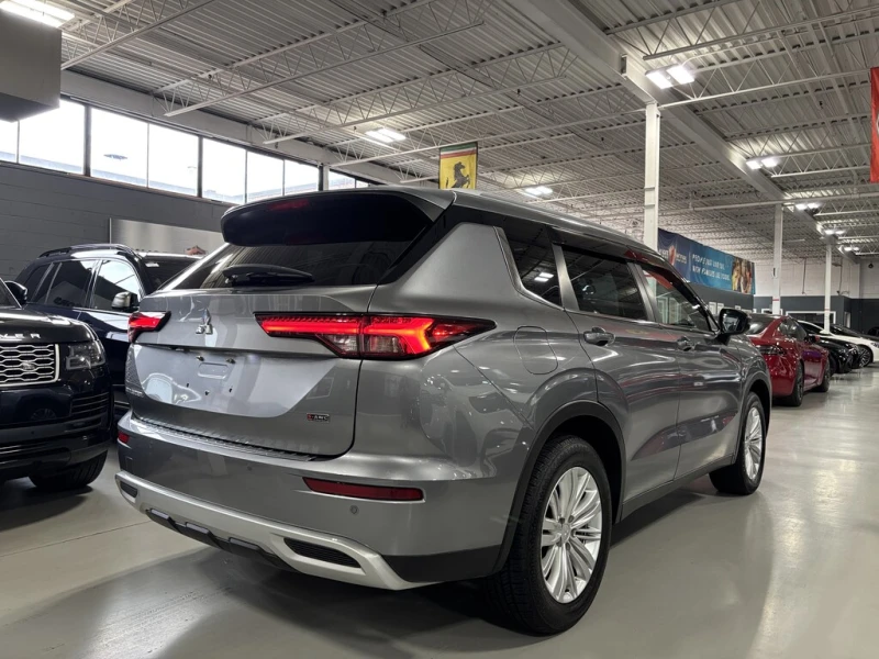 Mitsubishi Outlander SE S* MULTI TERRAIN MODES* BLIND SPOT* 7-SEATS* PA, снимка 3 - Автомобили и джипове - 53356044