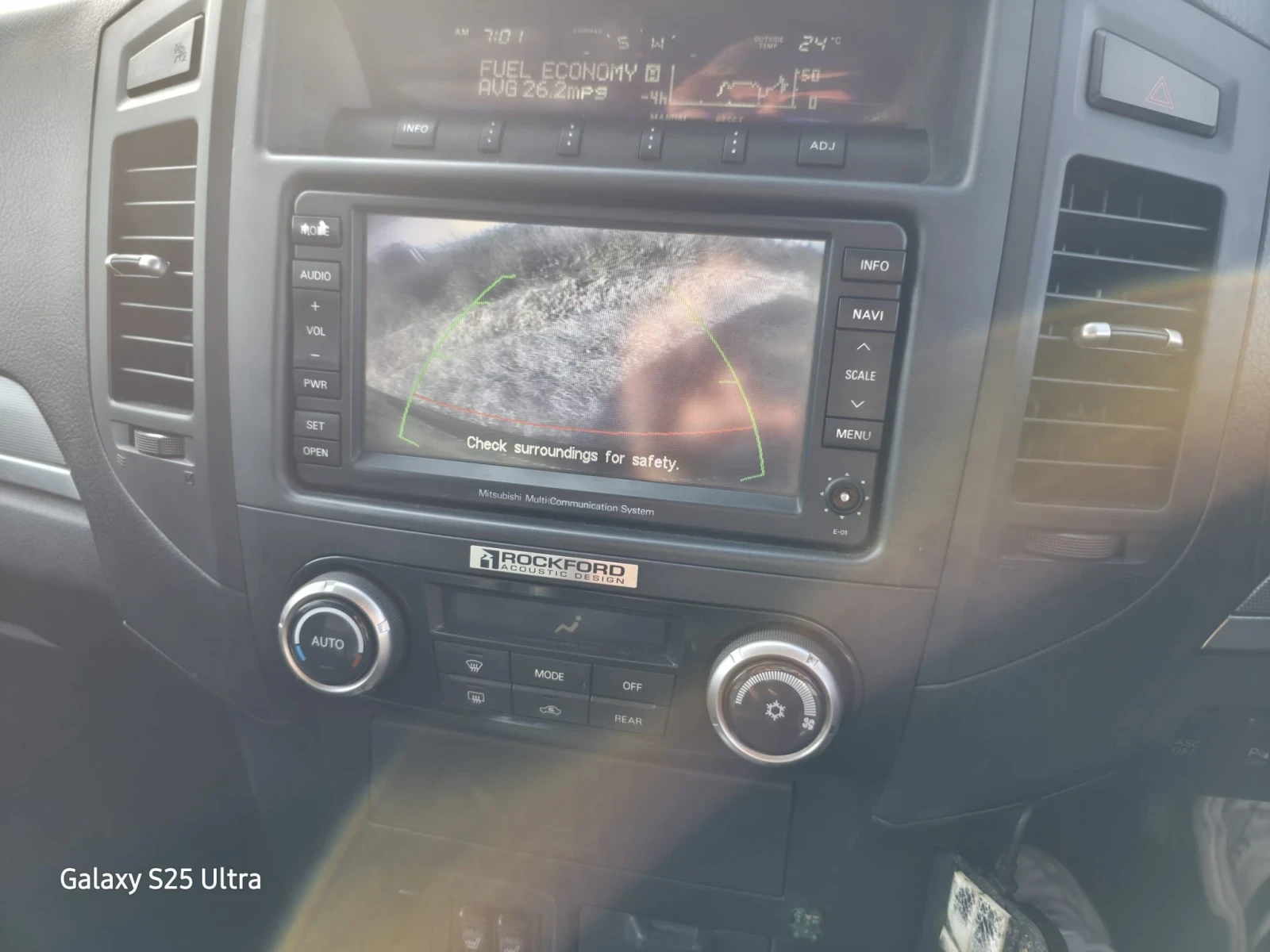 Mitsubishi Pajero 3.2DID.7места автомат., снимка 14 - Автомобили и джипове - 54345650