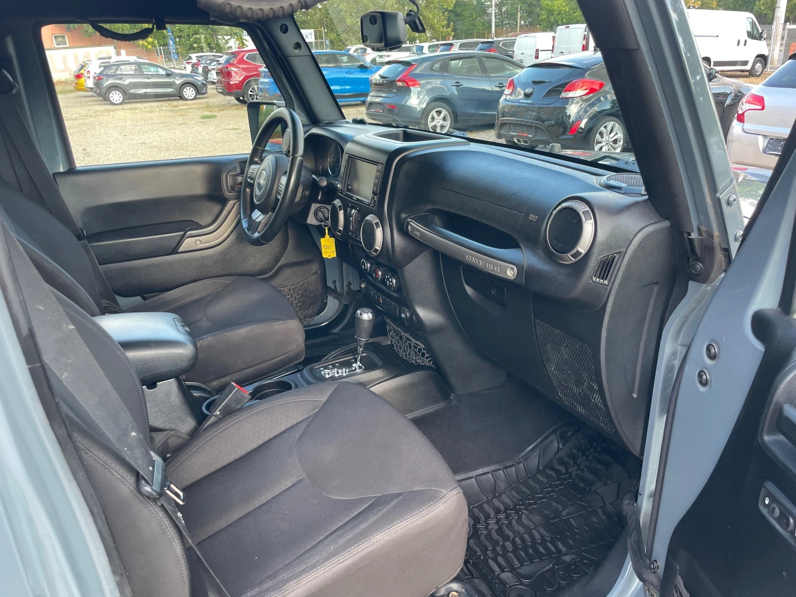 Jeep Wrangler 3.6i-4x4-AVTOMATIC/TARGA/УНИКАТ-ТОП СЪСТОЯНИЕ, снимка 13 - Автомобили и джипове - 55666804