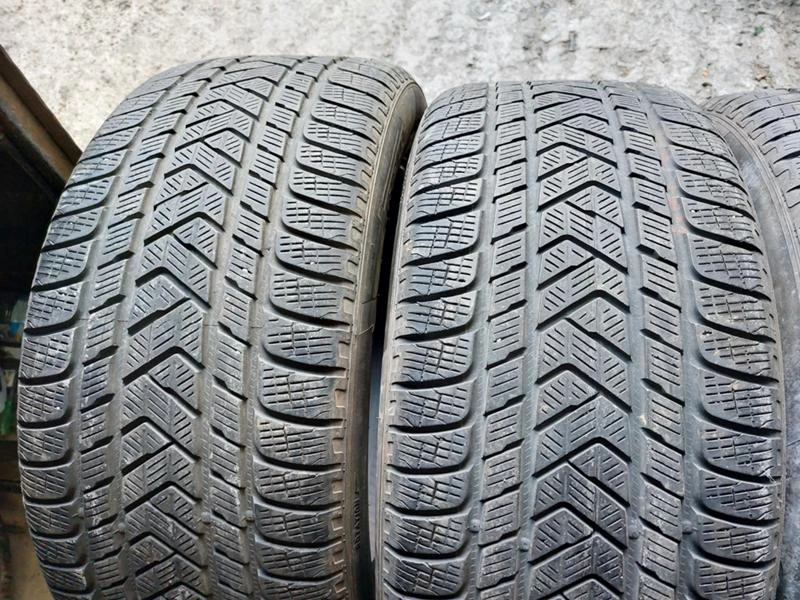 Гуми Зимни 285/45R20, снимка 2 - Гуми и джанти - 37110365