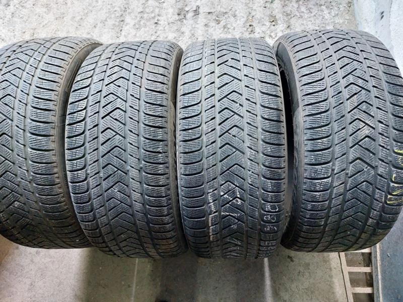 Гуми Зимни 285/45R20, снимка 1 - Гуми и джанти - 37110365