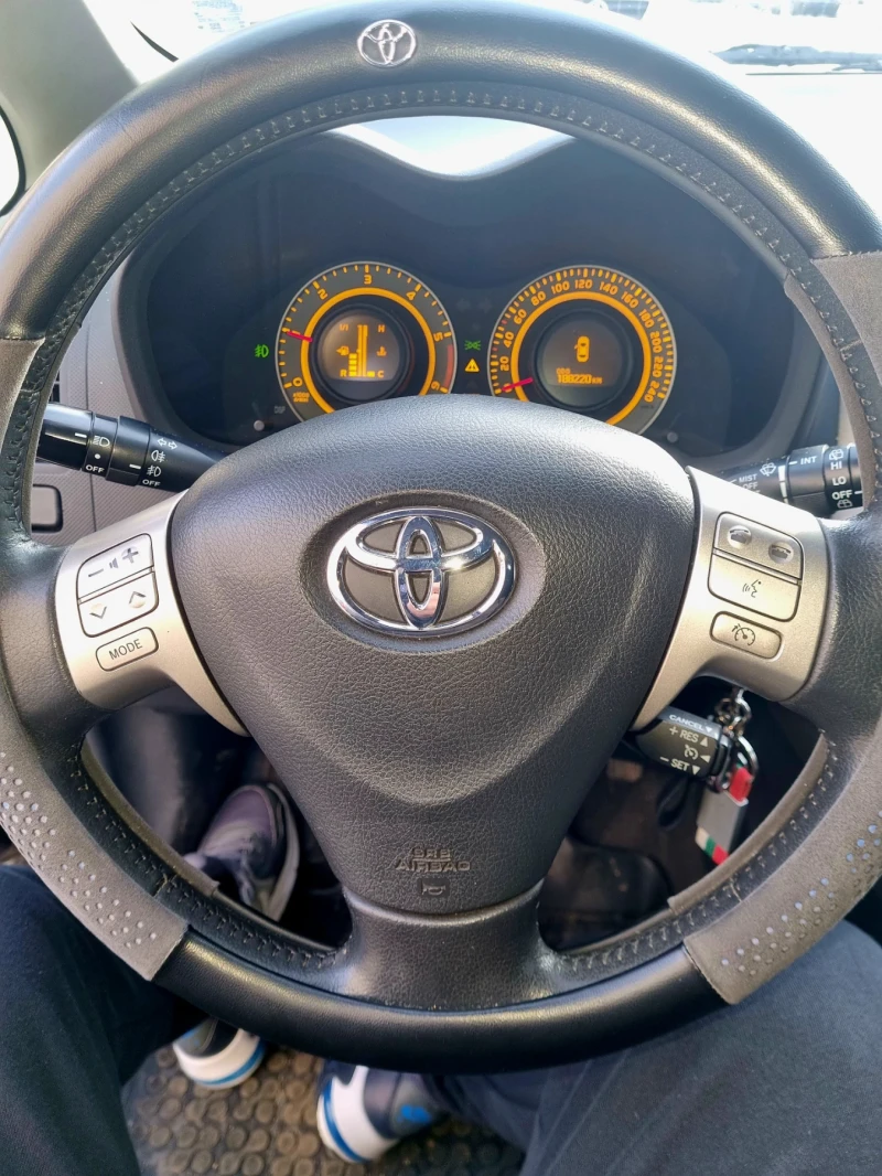 Toyota Auris, снимка 5 - Автомобили и джипове - 52821395