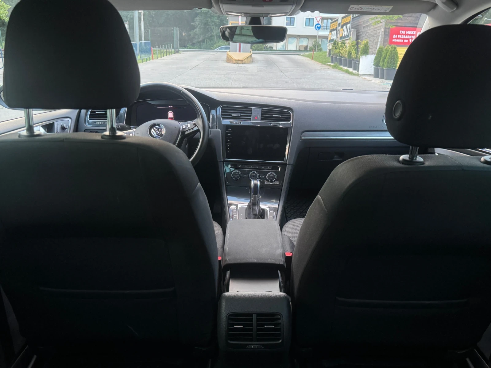 VW Golf VW e-Golf 36 kWh Matrix LED/Distronic/CarPlay, 44 , снимка 10 - Автомобили и джипове - 54918681