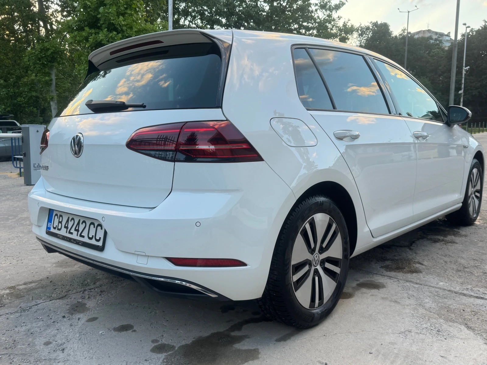 VW Golf VW e-Golf 36 kWh Matrix LED/Distronic/CarPlay, 44 , снимка 6 - Автомобили и джипове - 54918681