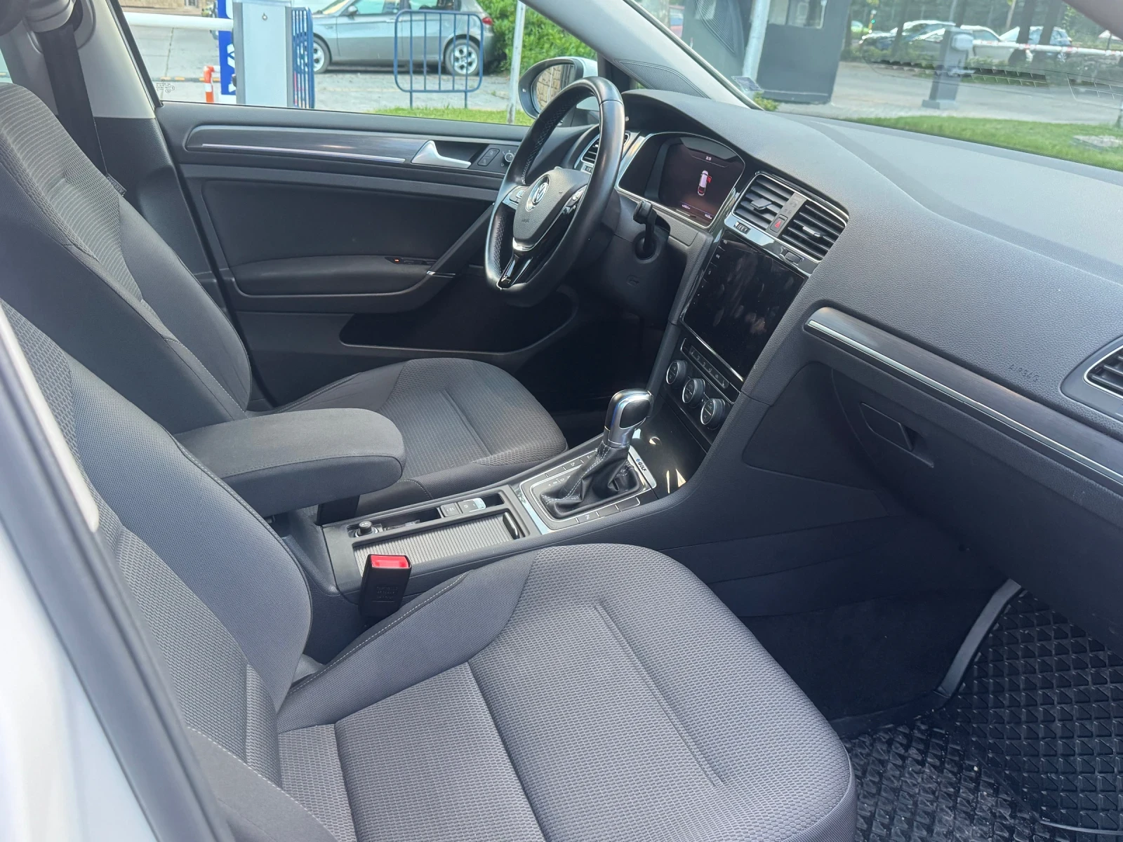VW Golf VW e-Golf 36 kWh Matrix LED/Distronic/CarPlay, 44 , снимка 11 - Автомобили и джипове - 54918681