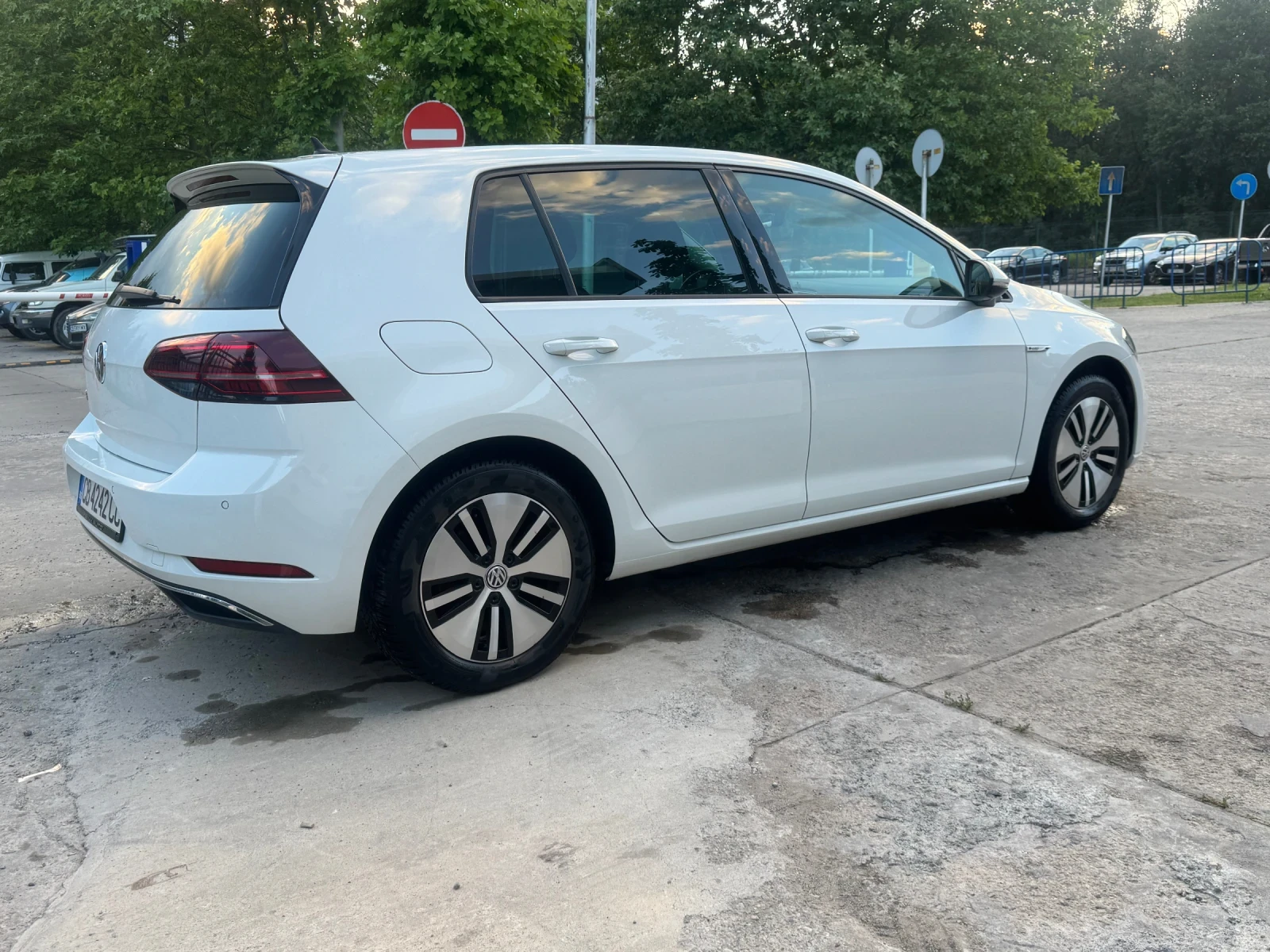 VW Golf VW e-Golf 36 kWh Matrix LED/Distronic/CarPlay, 44 , снимка 7 - Автомобили и джипове - 54918681