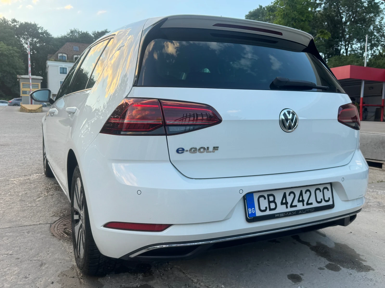 VW Golf VW e-Golf 36 kWh Matrix LED/Distronic/CarPlay, 44 , снимка 5 - Автомобили и джипове - 54918681