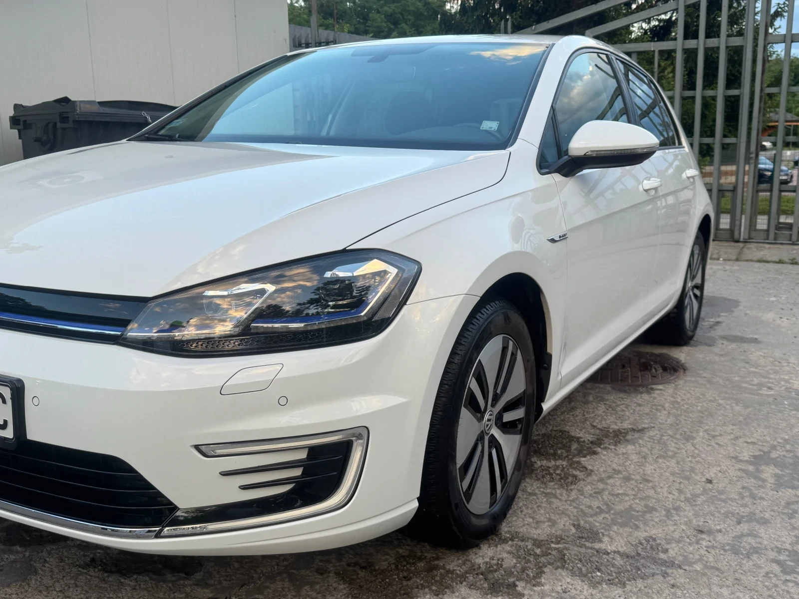 VW Golf VW e-Golf 36 kWh Matrix LED/Distronic/CarPlay, 44 , снимка 3 - Автомобили и джипове - 54918681