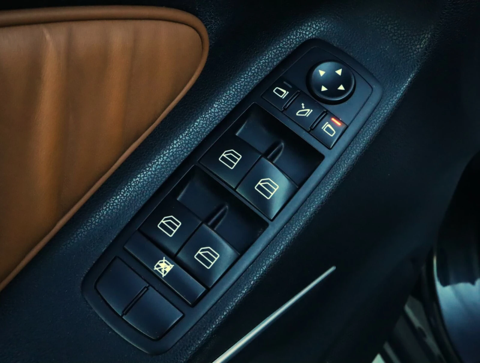 Mercedes-Benz ML 320 4Matic/Kамера/PDC/Harman Kardon/DSR/AirMatic/, снимка 13 - Автомобили и джипове - 53903243