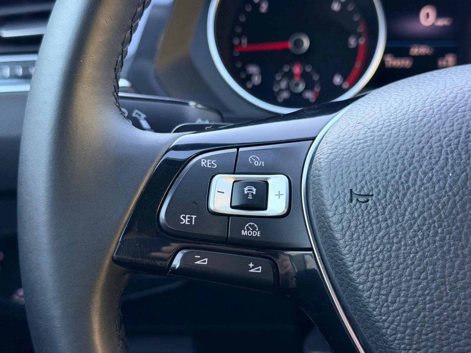 VW Tiguan 2.0TDI DSG R-Line Sound Distronic NAVI Touch Pearl | Mobile.bg � ����������� 12