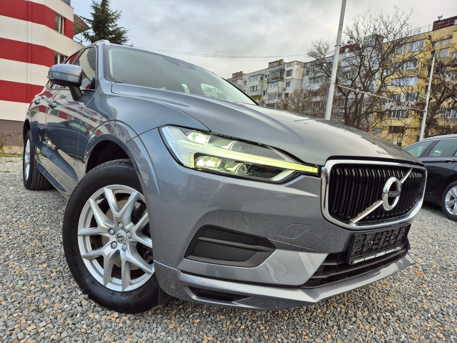 Volvo XC60 ГАРАНЦИЯ-2.0B4 AWD Mild Hybrid-8 SKOROSTI - изображение 3