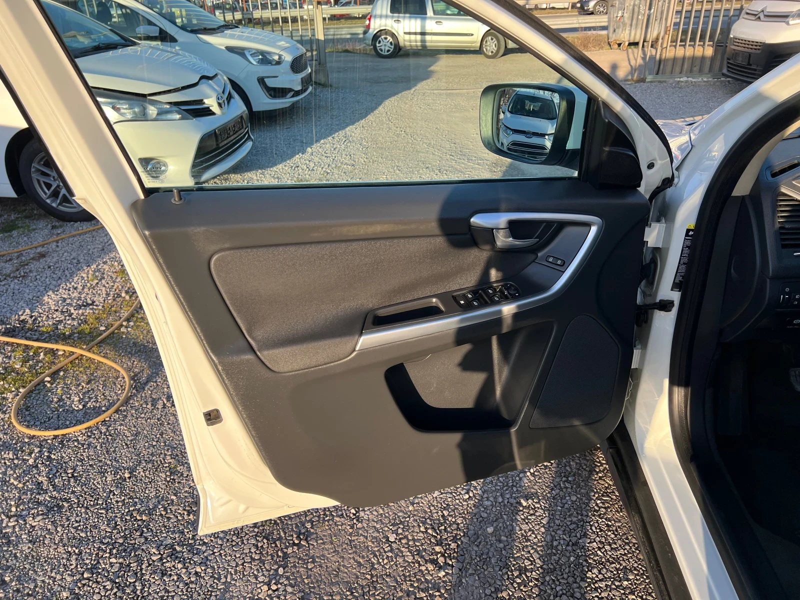 Volvo XC60 2.4D5 4x4 163k.c, снимка 11 - Автомобили и джипове - 53801160