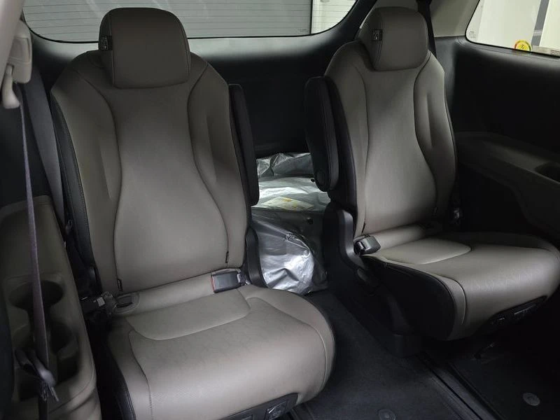 Kia Carnival 2.2 Automatic, снимка 12 - Автомобили и джипове - 55848396