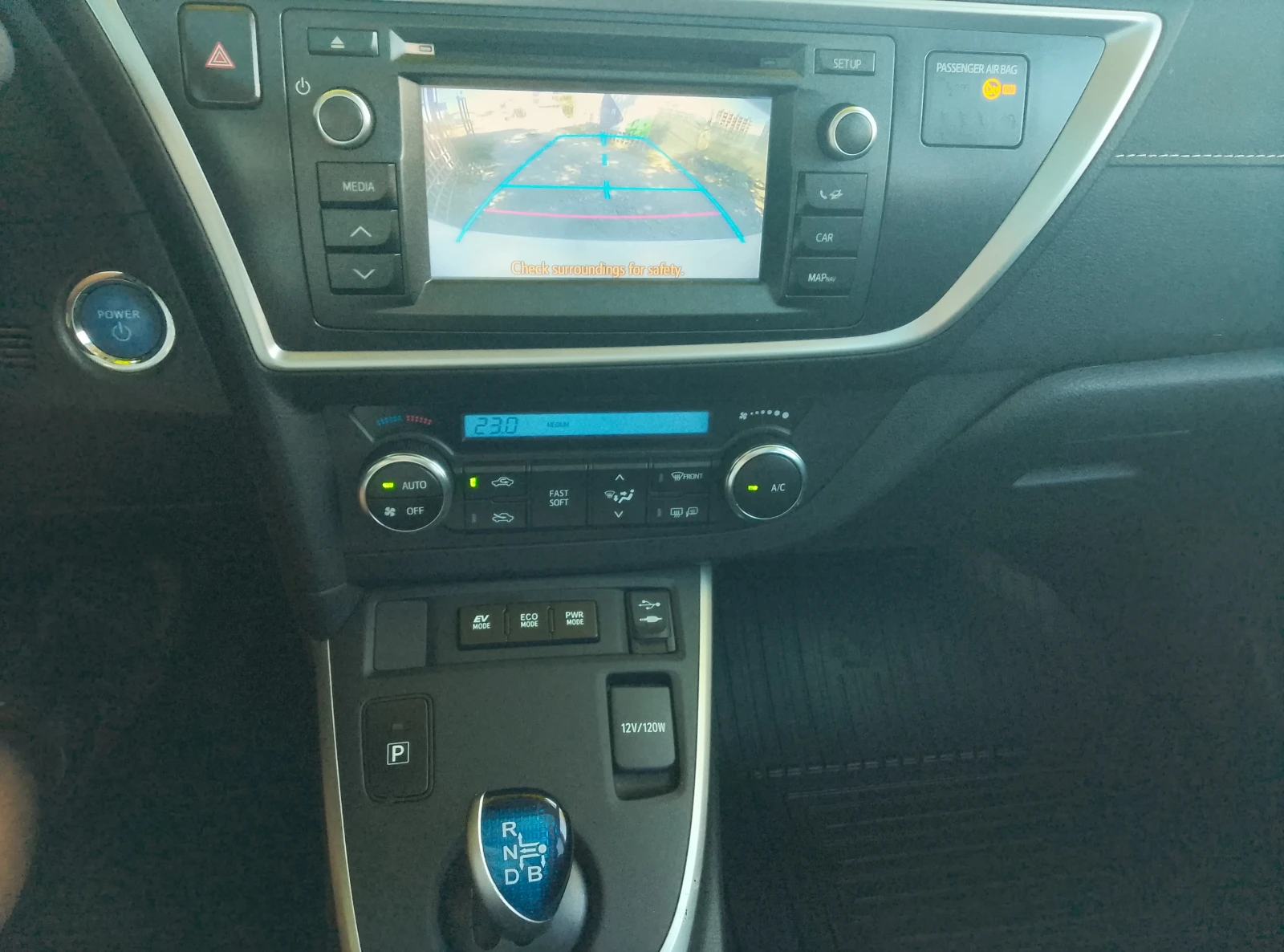 Toyota Auris 1.8i Hybrid/Panorama/Camera/Бяла Перла - изображение 10