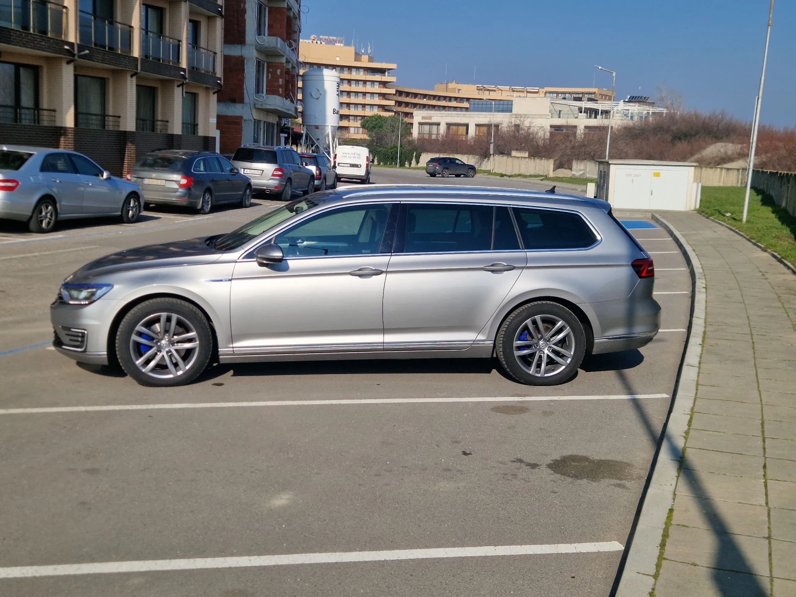 VW Passat * DIGITAL* , LED фарове, Панорамен покрив, снимка 3 - Автомобили и джипове - 53706063