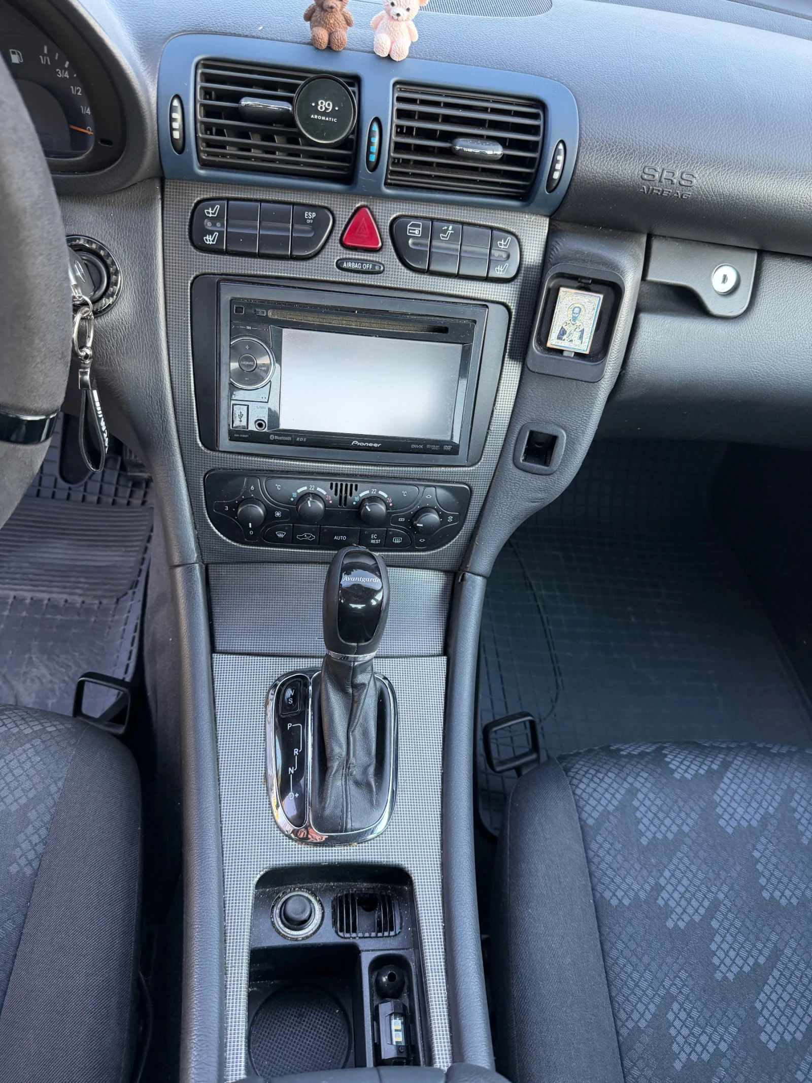 Mercedes-Benz C 220 Avangard, снимка 9 - Автомобили и джипове - 54742328