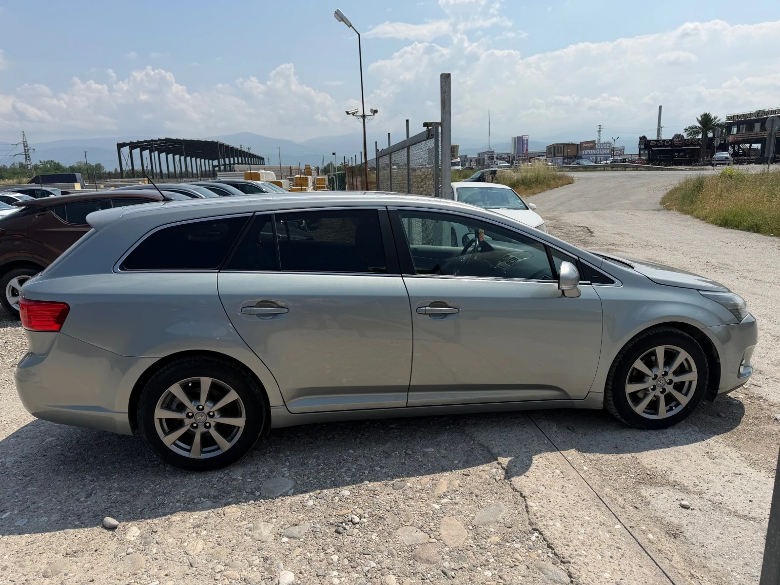Toyota Avensis 2.0 D4D, снимка 8 - Автомобили и джипове - 54817352
