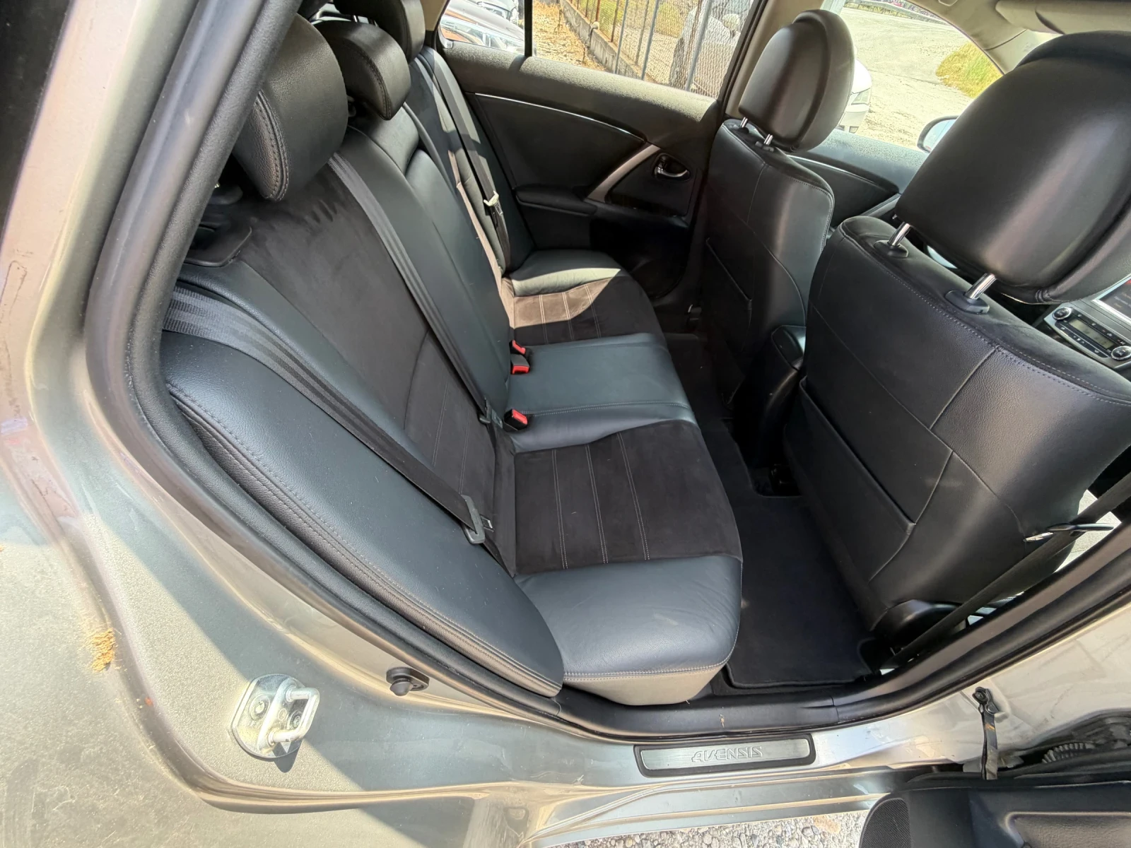 Toyota Avensis 2.0 D4D, снимка 15 - Автомобили и джипове - 54817352