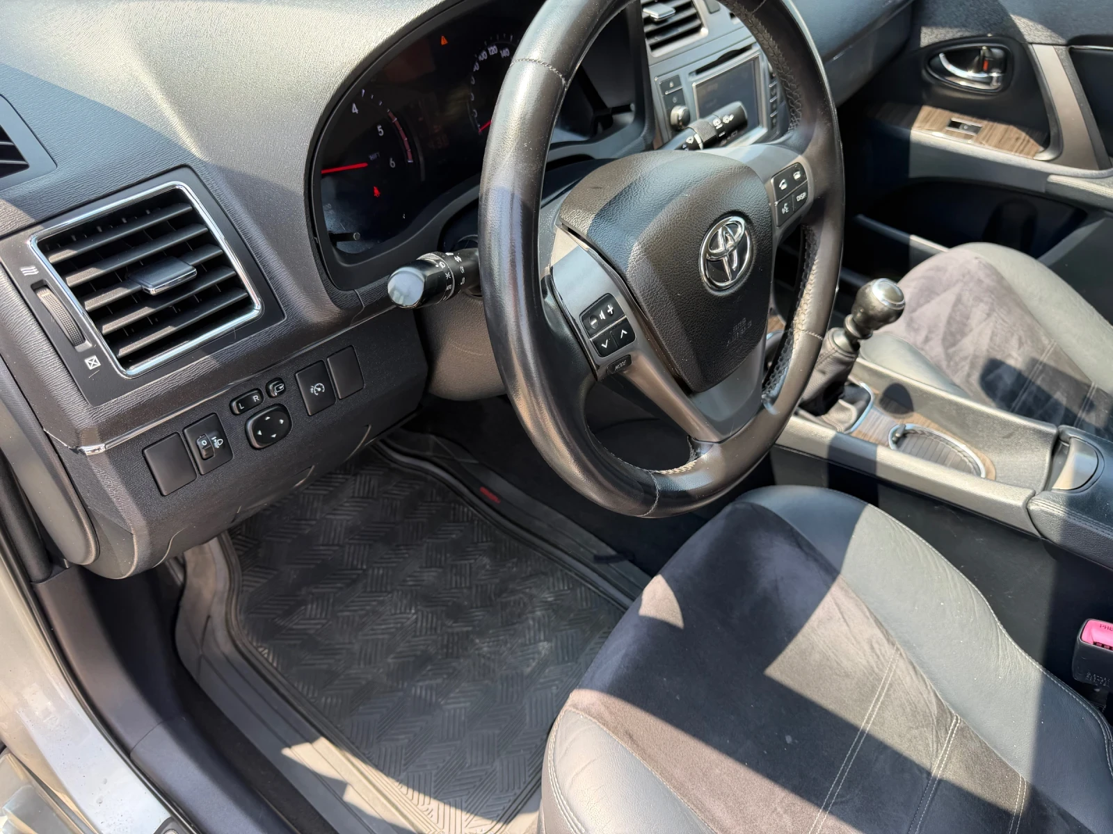 Toyota Avensis 2.0 D4D, снимка 10 - Автомобили и джипове - 54817352