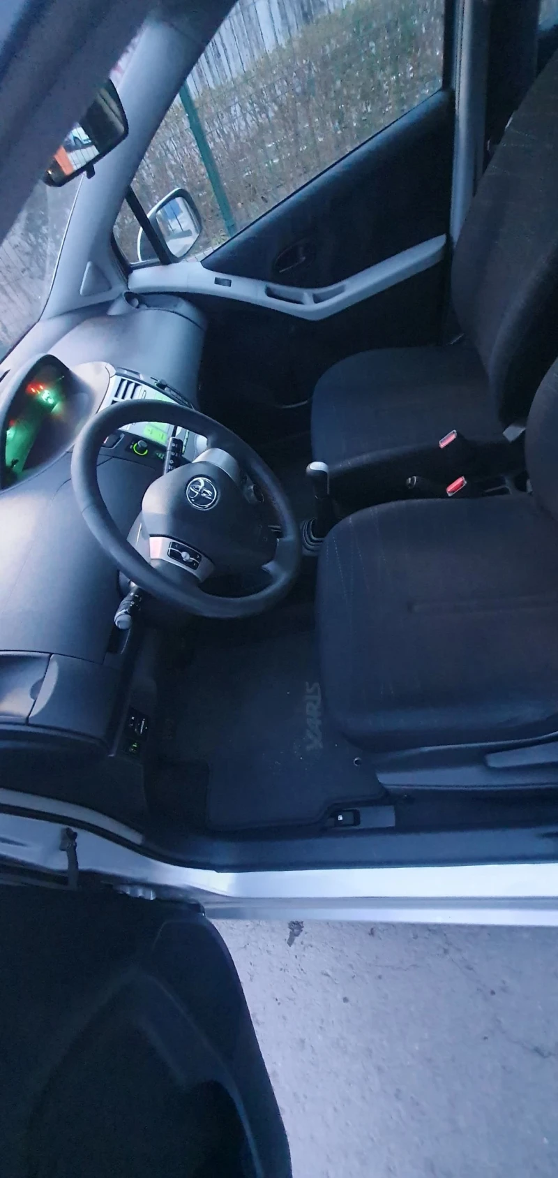 Toyota Yaris 1.3i 90к.с., снимка 7 - Автомобили и джипове - 51443415