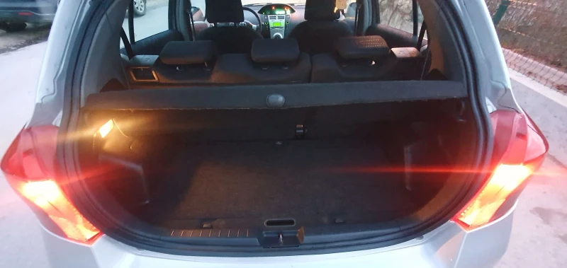 Toyota Yaris 1.3i 90к.с., снимка 6 - Автомобили и джипове - 51443415