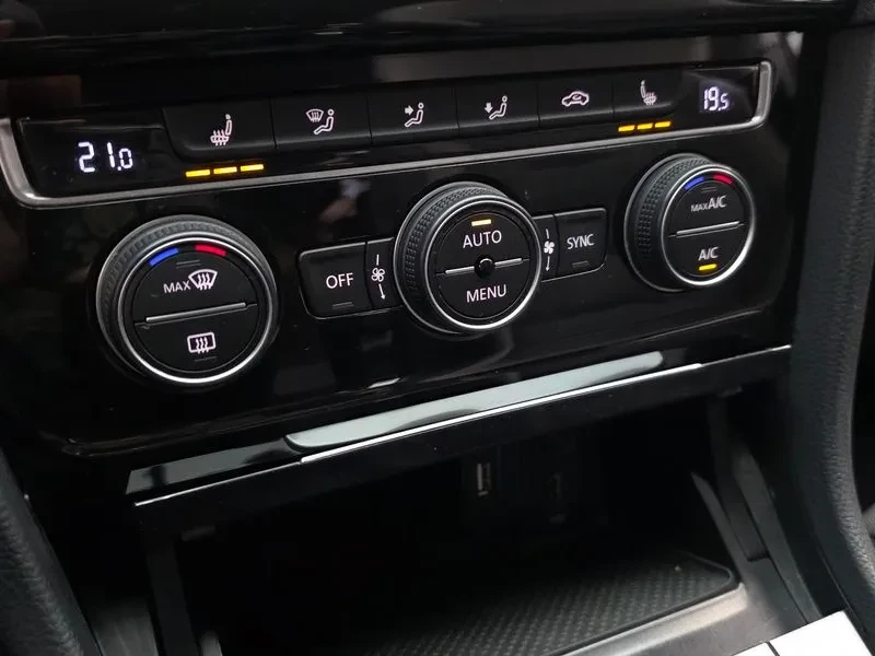 VW Golf 2.0 TDI, снимка 16 - Автомобили и джипове - 54302718