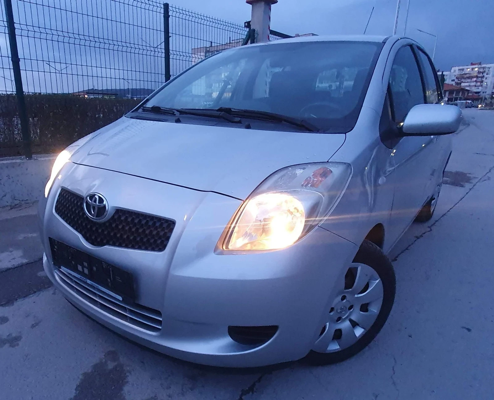 Toyota Yaris 1.3i 90к.с., снимка 1