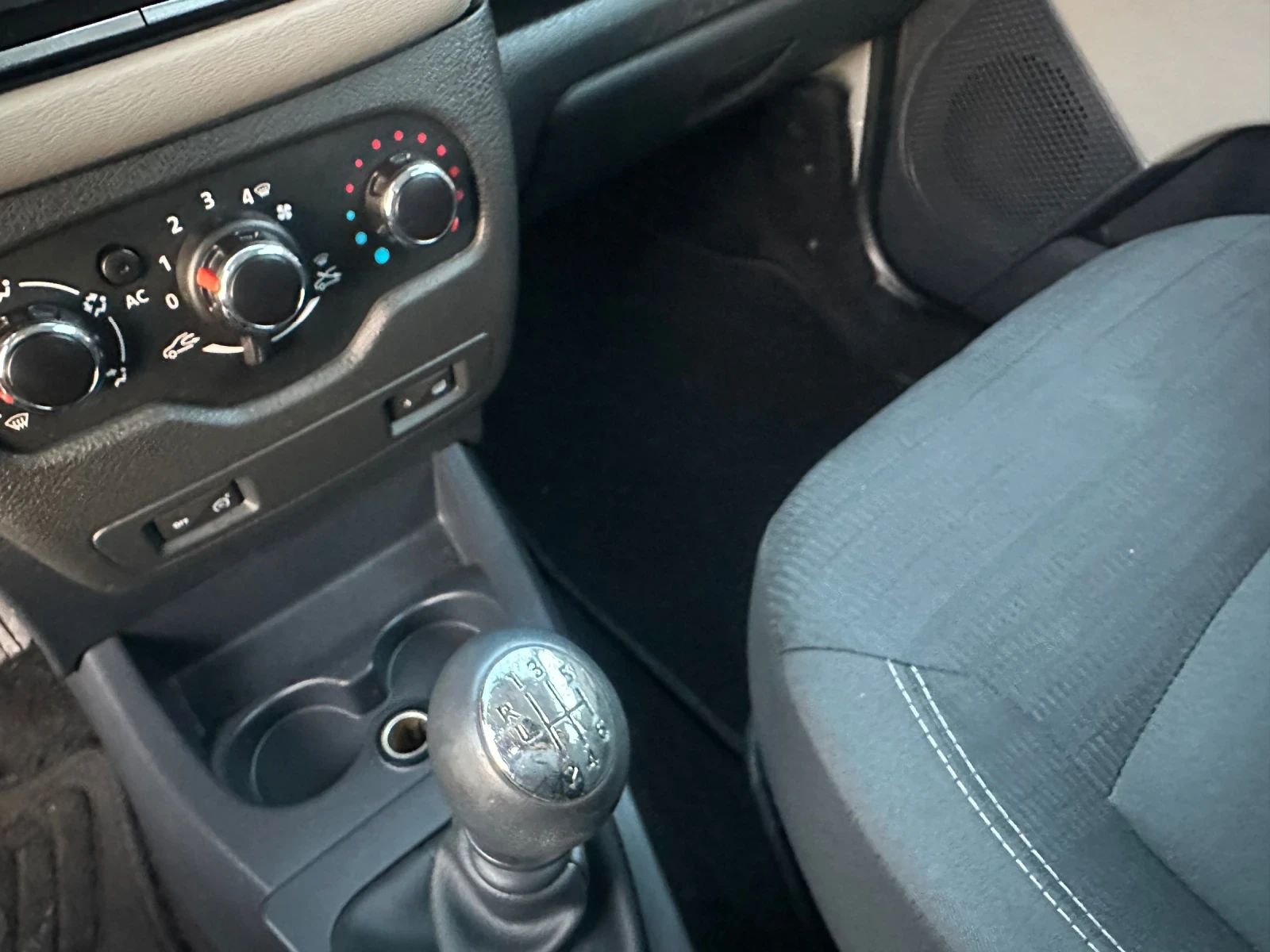 Dacia Lodgy 1.5 DCI 7-местна, снимка 13 - Автомобили и джипове - 53829274