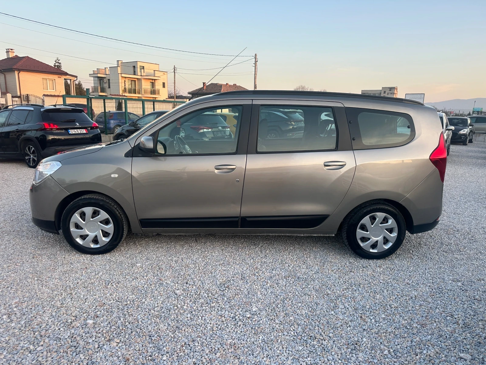 Dacia Lodgy 1.5 DCI 7-местна, снимка 3 - Автомобили и джипове - 53829274