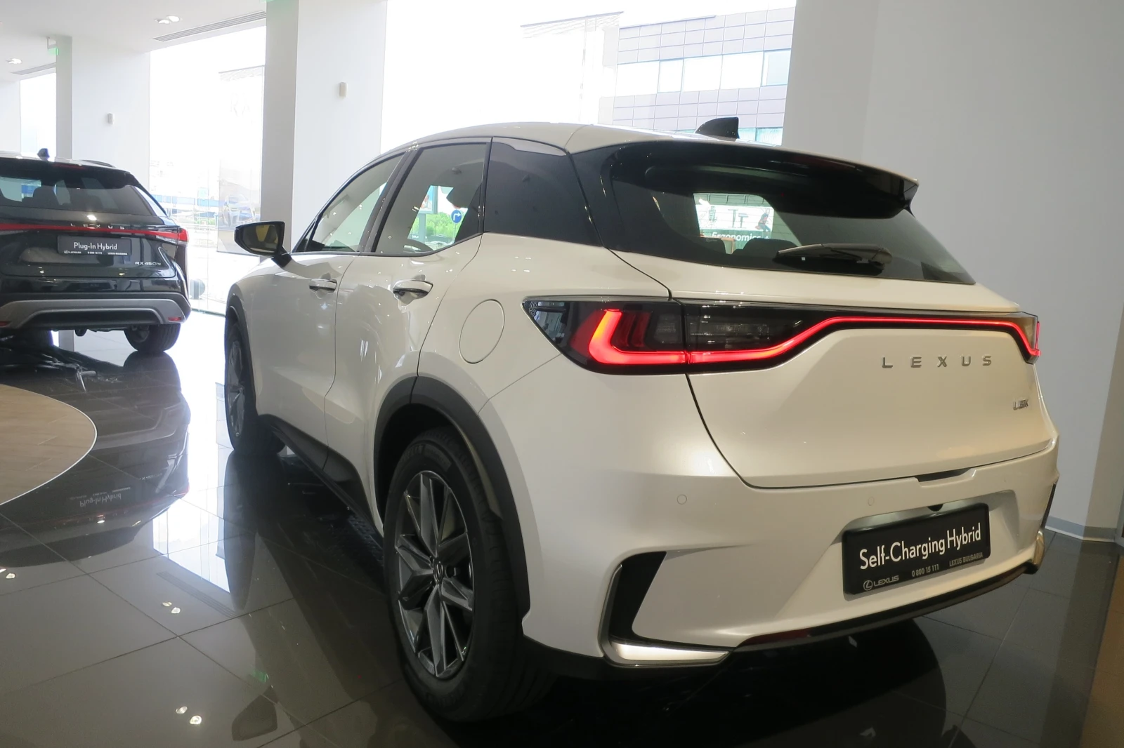 Lexus LBX НАЛИЧЕН от 215 евро/мес Нов 0 км 10г Гаранция, снимка 3 - Автомобили и джипове - 55727061