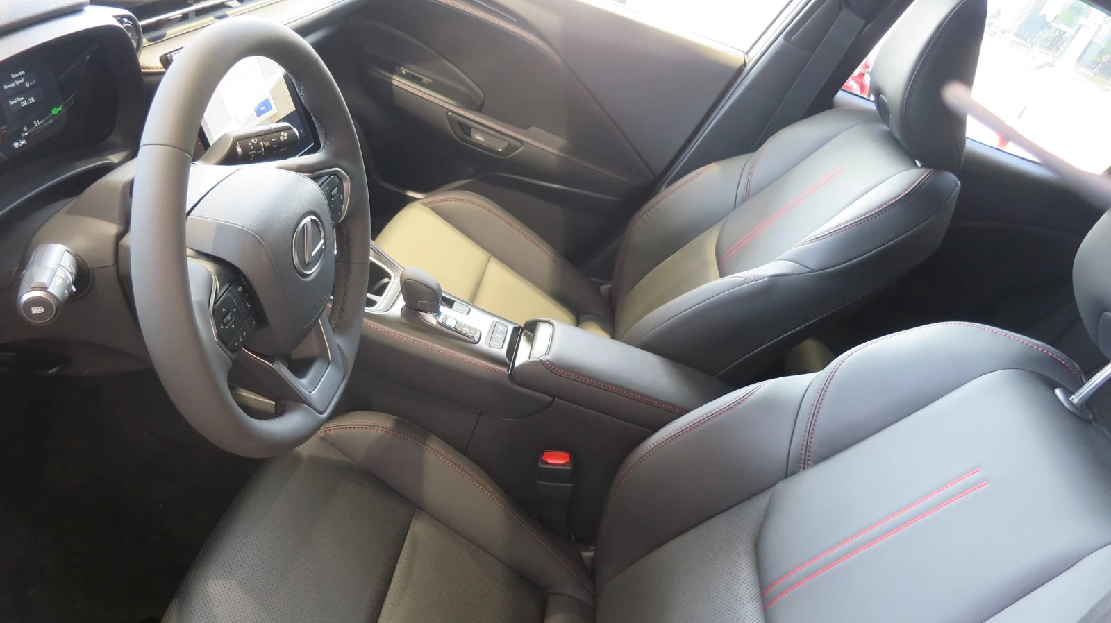 Lexus LBX НАЛИЧЕН от 215 евро/мес Нов 0 км 10г Гаранция, снимка 4 - Автомобили и джипове - 55727061
