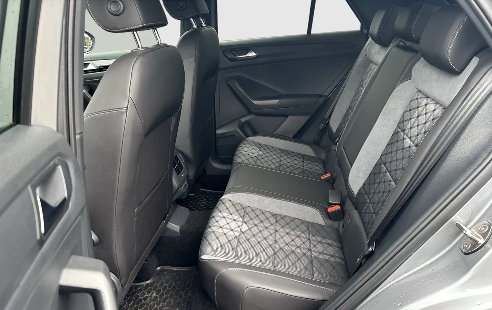 VW T-Roc R-LINE* BLACK-STYLE* DISTR* LED* CARPLAY* , снимка 12 - Автомобили и джипове - 55638936