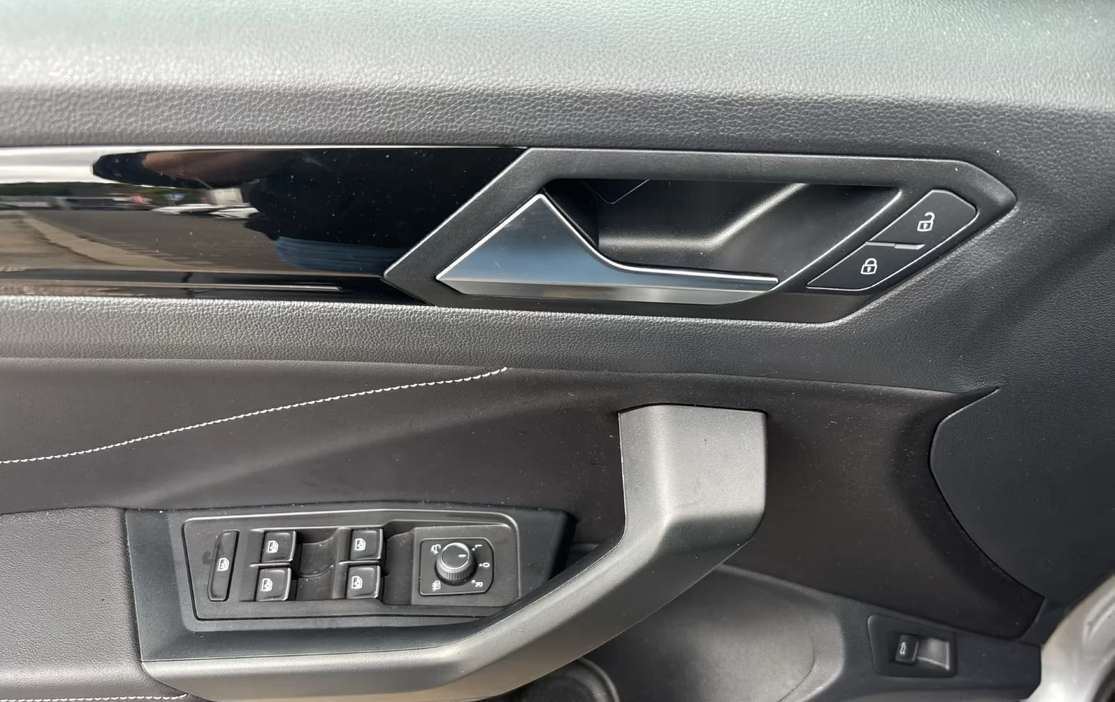VW T-Roc R-LINE* BLACK-STYLE* DISTR* LED* CARPLAY* , снимка 6 - Автомобили и джипове - 55638936