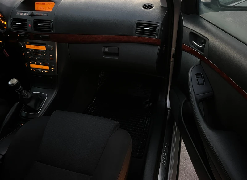 Toyota Avensis 2.2D-4D XENON/PODGREV/KLIMATRONIK/6sk/UNIKAT, снимка 12 - Автомобили и джипове - 52797902