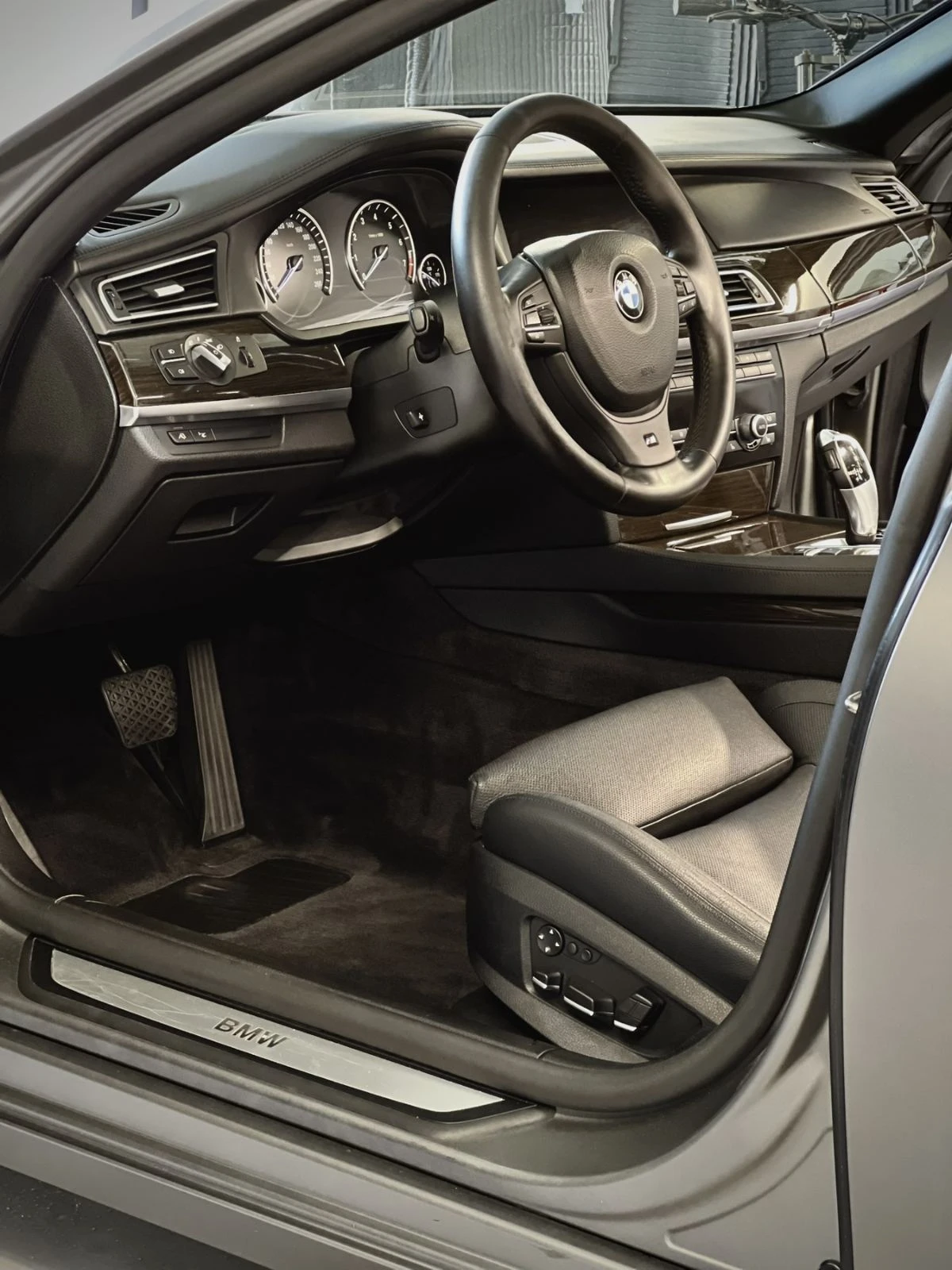 BMW 750 BMW 750i xdrive individual  - изображение 4