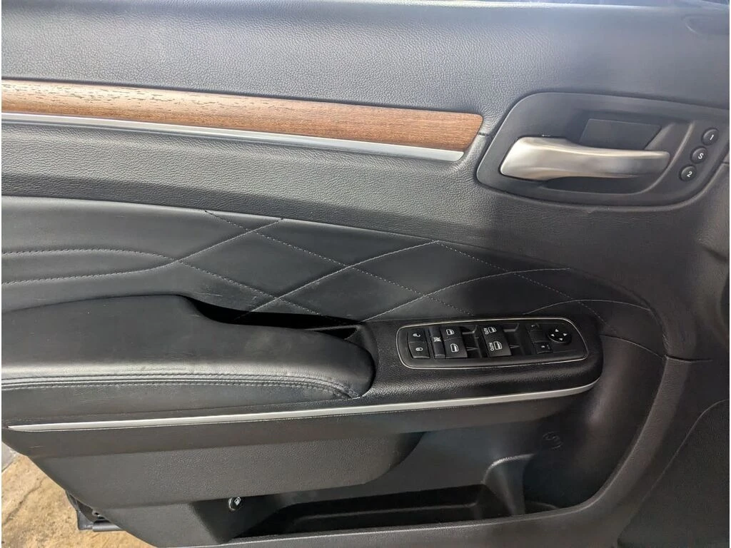 Chrysler 300c PLATINUM EDITION 5.7 HEMI * * CARFAX * *  - изображение 10