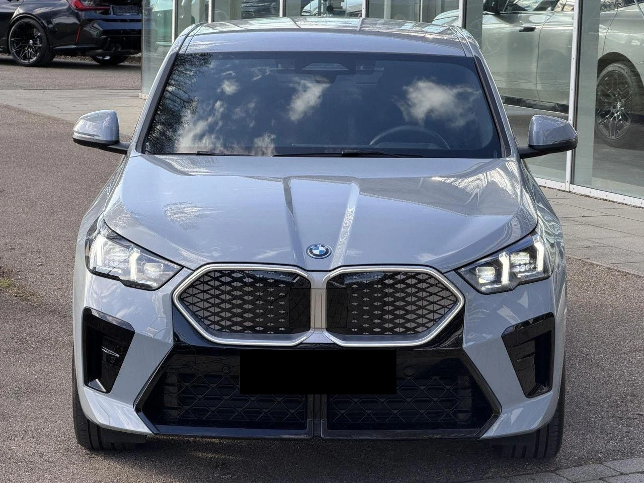BMW iX2 xDrive30/M-SPORT/HEAD UP/360/ICONIC GLOW/, снимка 2 - Автомобили и джипове - 53796938