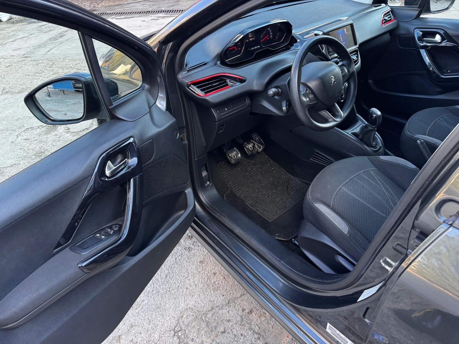 Peugeot 208, снимка 12 - Автомобили и джипове - 54156912