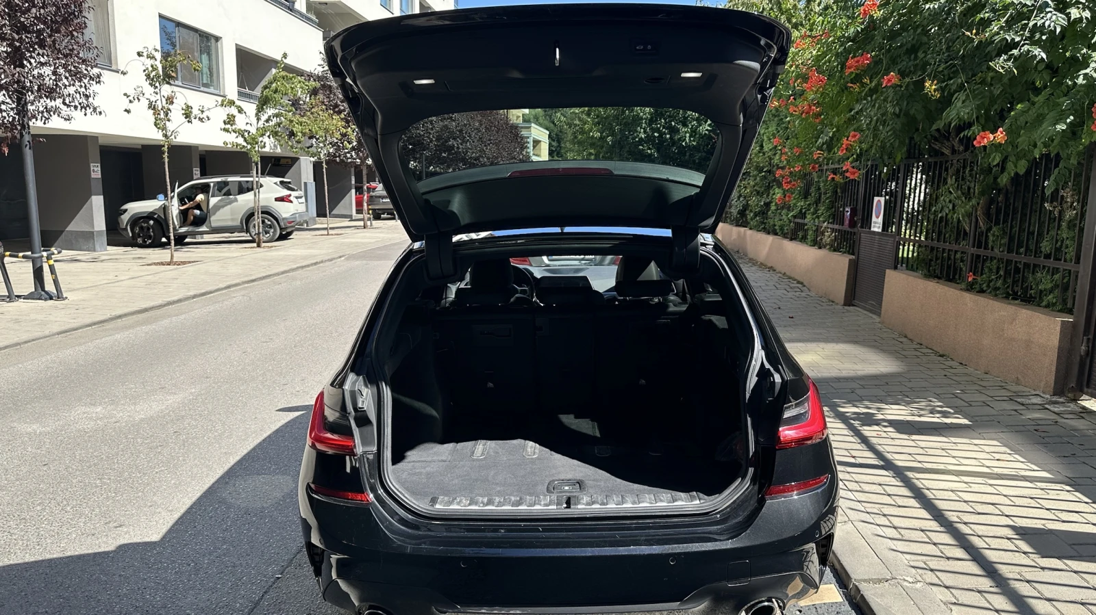 BMW 330 xDrive Touring, снимка 8 - Автомобили и джипове - 56073262
