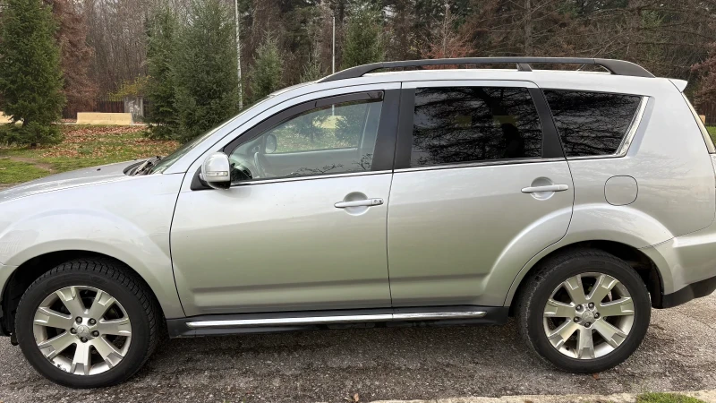 Mitsubishi Outlander, снимка 5 - Автомобили и джипове - 52630042