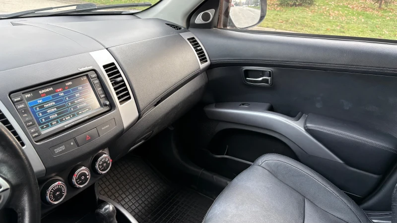 Mitsubishi Outlander, снимка 16 - Автомобили и джипове - 52630042