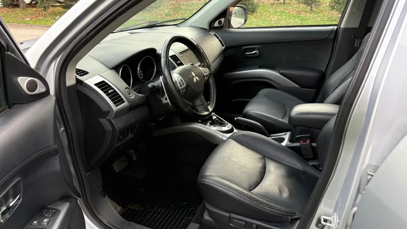 Mitsubishi Outlander, снимка 9 - Автомобили и джипове - 52630042