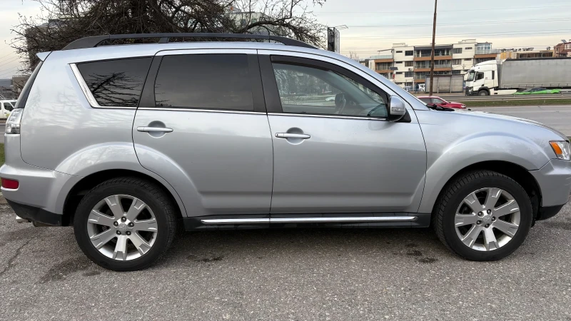 Mitsubishi Outlander, снимка 6 - Автомобили и джипове - 52630042
