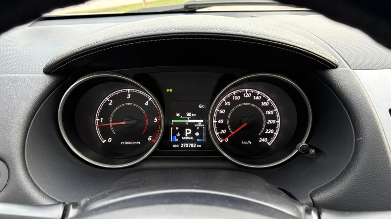 Mitsubishi Outlander, снимка 11 - Автомобили и джипове - 52630042