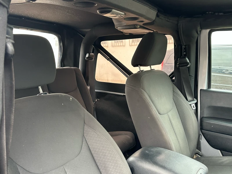 Jeep Wrangler Sport Utility , снимка 13 - Автомобили и джипове - 53456662