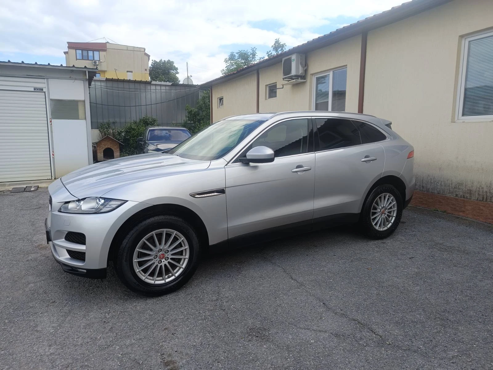 Jaguar F-PACE Pure - AWD - КОЖЕН САЛОН - изображение 4