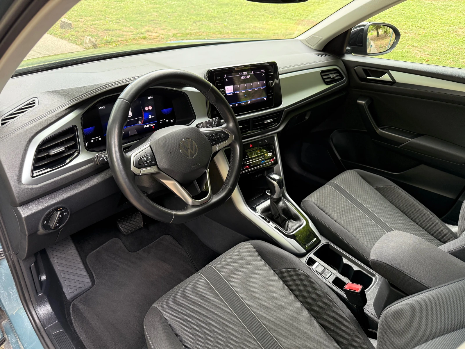 VW T-Roc  1.5 TSI* FACE* DSG* DIGITAL* DIST* ASIST* CARPLAY - изображение 6