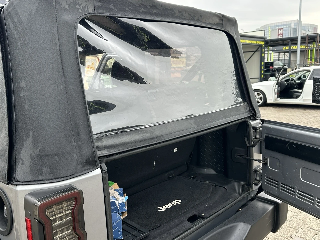 Jeep Wrangler Sport Utility , снимка 7 - Автомобили и джипове - 54087217